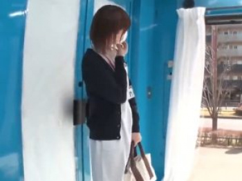 マスク美人の激カワ娘ナースが絶倫男のデカチン触診 高速ガン突きされて汗だくSEX！無毛マ〇コを手マンされ潮吹きアクメ。の画像