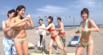 【野外セックス】海辺で野球拳をやると熟女が息子の前で全裸になっちゃった！息子のムスコをフェラで大きくしてバックでハメての画像