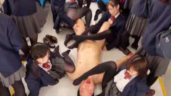 【JKレイプ】下校途中のJKたちの蒸れた汗の臭いにフル勃起！バレたら最後何度も強制射精でイカサレちゃって金玉終了！の画像