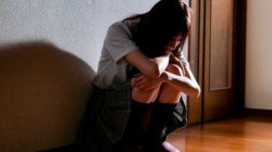 【JKレイプ】「ねぇやだ…やめてってば…」ロリ可愛いJKに興奮した義父!抵抗しないのをいいことに膣内射精SEX!の画像