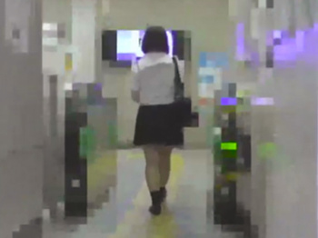 【JKレイプ】「イヤ…やめてください」制服女子校生を人でなし痴漢＆強姦！オマンマンに大量発射し白濁ザーメン溢れ出る！の画像