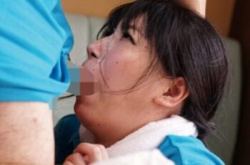 【人妻レイプ】住み込みで働く熟女人妻は店主の命令に逆らえず…夫が近くに居る中、鬼畜エロ性交調教!他人棒で感じまくる!の画像