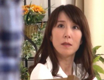 【美熟女】キスの仕方から始まった性教育はどんどんエスカレートして…の画像