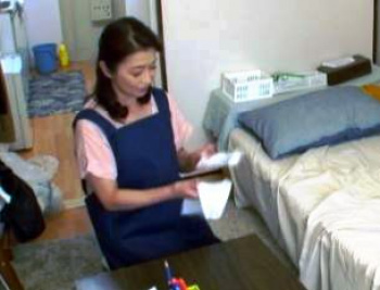 六十路おばさんのエプロン姿に欲情した若者と熟女が卑劣なワイセツ行為…の画像