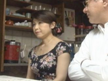 五十路の肉体!熟れた巨乳が息子によって愛撫されて何故か感じてしまう…の画像