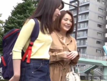 【素人親子ナンパ動画】色白美肌の熟女さんが娘の前なのに性欲が炸裂して親子丼が始まりだす…の画像