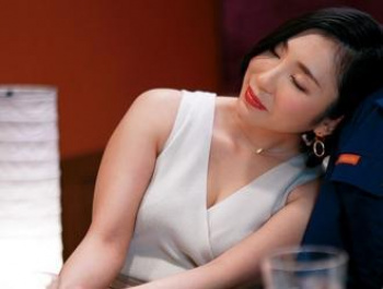 【舞原聖】艶っぽい美巨尻と透き通る白い柔肌が魅力的なスナックのママさん~熟女動画~の画像