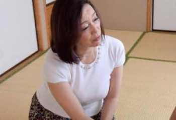 五十路の巨乳や巨尻が気になりだした思春期の息子と熟母が一線を越えてしまう…の画像