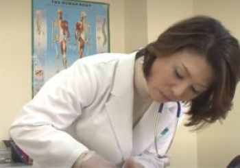 人妻熟女動画~むっちり巨乳の熟女医が患者の勃起チンチンを見せられて発情してしまうの画像