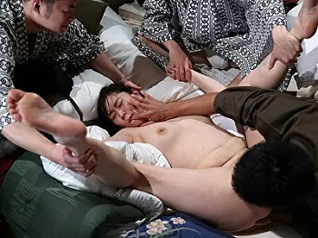 【熟女レイプ】「入っちゃう！」男たちにまわされる熟女妻！の画像