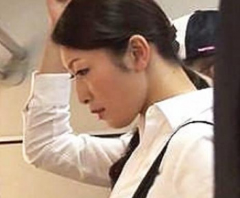【レイプ】スタイル抜群の美人教師が満員電車で痴漢され膣内射精される悲劇の画像