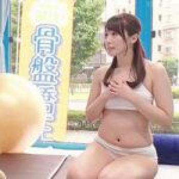 【中出し】「そこはダメぇ♥」マジックミラー号でアナルをご開帳される産後まもない妻の画像