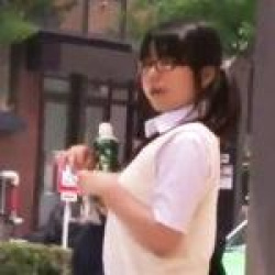 【ロリ】通学中の童顔メガネJKを突如襲う極悪非道の2穴レイプの画像