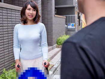 【中出し】ベビーカーを引いてた新米ママをお持ち帰りし中出し不倫の画像