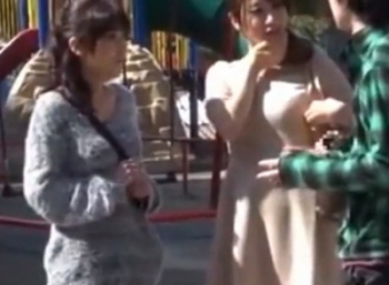 【ナンパ】美人ママ友2人を芋づる声かけ！2人揃ってレスの欲求不満を爆発させて仲良く不倫乱交の画像