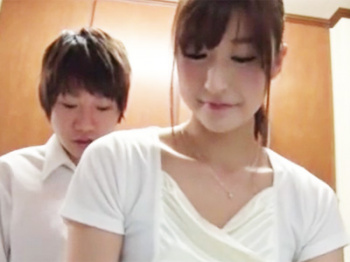 【手コキ】まだ経験のない息子にせがまれて手コキ＆口愛でご奉仕しちゃうダメなママの画像