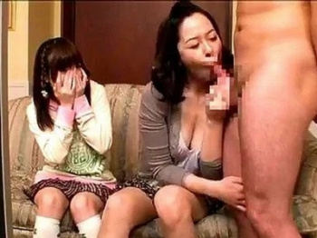 【痴女】「嘘でしょ！？お母さぁんっ！」実娘のまえで他人棒に食らいつく欲求不満ママの公開不倫の画像