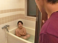 【人妻】一緒にお風呂入っちゃうマザコン息子が巨乳母に生発射の画像