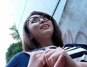 【顔射】地味な見た目とは裏腹に男の身体を貪るめがね女子の画像