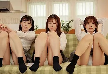 【巨乳】兄のアソコに興味津々な女子⚫︎生が自宅に来て逆4P乱交の画像