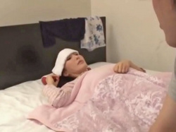 熱があって朦朧とするお母さんを看病エッチする息子【人妻】の画像