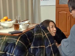 コタツの中で旦那の真横で息子に積極的な女性るお母さん【成宮いろは】の画像