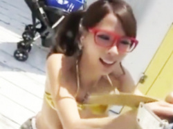 ビンビン乳首から噴射する母乳をローションにして美乳ギャルと青姦露出ファックw【ギャル】の画像