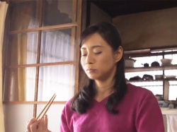 「ダメ‥父さん帰ってくるわよ！」イイ感じの熟れ具合の母をレイプする息子【レイプ】の画像
