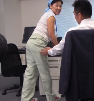 二人きりの夜のオフィスで発情した熟女に勃起チ〇ポをしゃぶらせるの画像