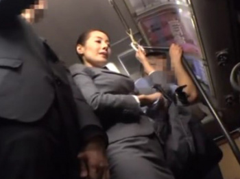 自ら痴漢ちんぽを挑発してパコ→お掃除チン食べまでする痴熟女OL【素人】の画像