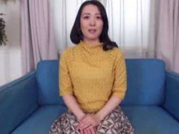 清楚な美魔女妻がフル勃起したデカチンを見せつけられ思わずチン食べ抜きｗ【人妻】の画像