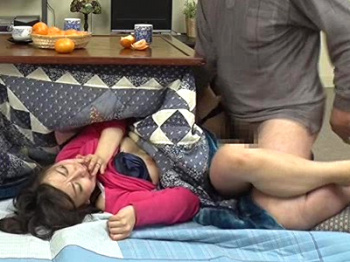 隣に旦那がいるのにコタツの中で他人にハメられ激イキするドスケベ人妻【フェラ】の画像