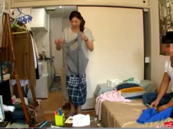 エプロンが似合う熟女の家事代行を口説いて濃厚パコのぞきｗ【熟女】の画像