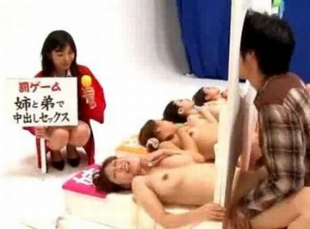 間違えたら姉と弟で生発射近親相姦！いつも仲の良い姉弟が体当てゲームにｗ【素人】の画像