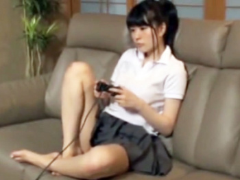 無防備な格好でくつろぐJK妹を襲って生膣内射精！【女子校生】の画像