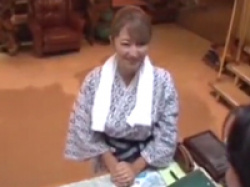 旅館の備品を壊しちゃった母娘にエッチ強要→親子丼中出し！【巨乳】の画像