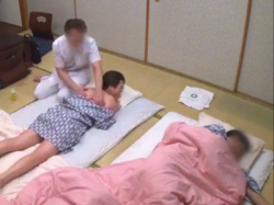 ダンナの寝ている隣で大胆に主婦を寝取るマッサ師【素人】の画像