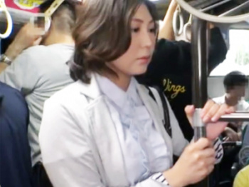 もう年だから大丈夫と思っていたら熟女好きに痴漢レイプ顔面への射精されてしまうおばさんｗ【レイプ】の画像