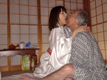 【飯岡かなこ】介護してくれる優しい息子の嫁に種付けしまくる義父の画像