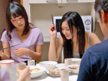 【女子校生】同居当日から再婚相手の連れ子姉妹に手を出す義父の画像
