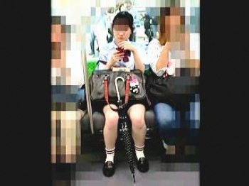 【盗撮動画】ＪＫらしい爽やかなパンチラを想像してたらプリケツ丸出しの淫乱少女だった件♪の画像