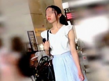 【盗撮動画】普段は電車に乗ることもないノースリーブお嬢様の華やかなでエロいパンチラ♪の画像