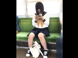 【盗撮動画】見た目からは想像もつかないセーラー女子校生の歩く凶器のようなエロいパンチラ♪の画像