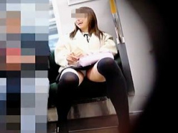 【盗撮動画】電車の対面で隣に彼氏がいるのにパンチラトラップ仕掛けてきた女子との攻防戦♪の画像