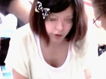 【盗撮動画】カワイイ我が子と楽しいひとときを過ごしてるヤンママたちの無警戒な胸チラ♪の画像