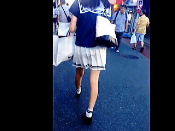 【盗撮動画】足細っそ！美脚セーラースタイル美少女のお人形さんみたいなパンチラ逆さ撮り♪の画像