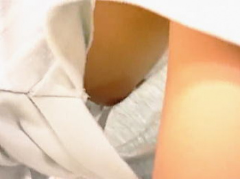 【盗撮動画】胸元は空いてないのに袖口からお乳モロ見えしちゃってるノーブラ女子♪の画像