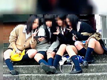 【盗撮動画】自撮りＪＫグループを見掛けたらカメラを向けよう！必ずパンチラ撮れるから♪の画像