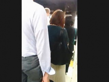 【盗撮動画】魔の最狂線で通勤してるアラサーＯＬは痴漢慣れしてて逆にお触りを楽しんでる件♪の画像