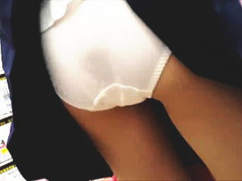 【盗撮動画】どっちも病気レベル！鈍感過ぎる女子校生のスカートを捲って生パンツ拝見♪の画像